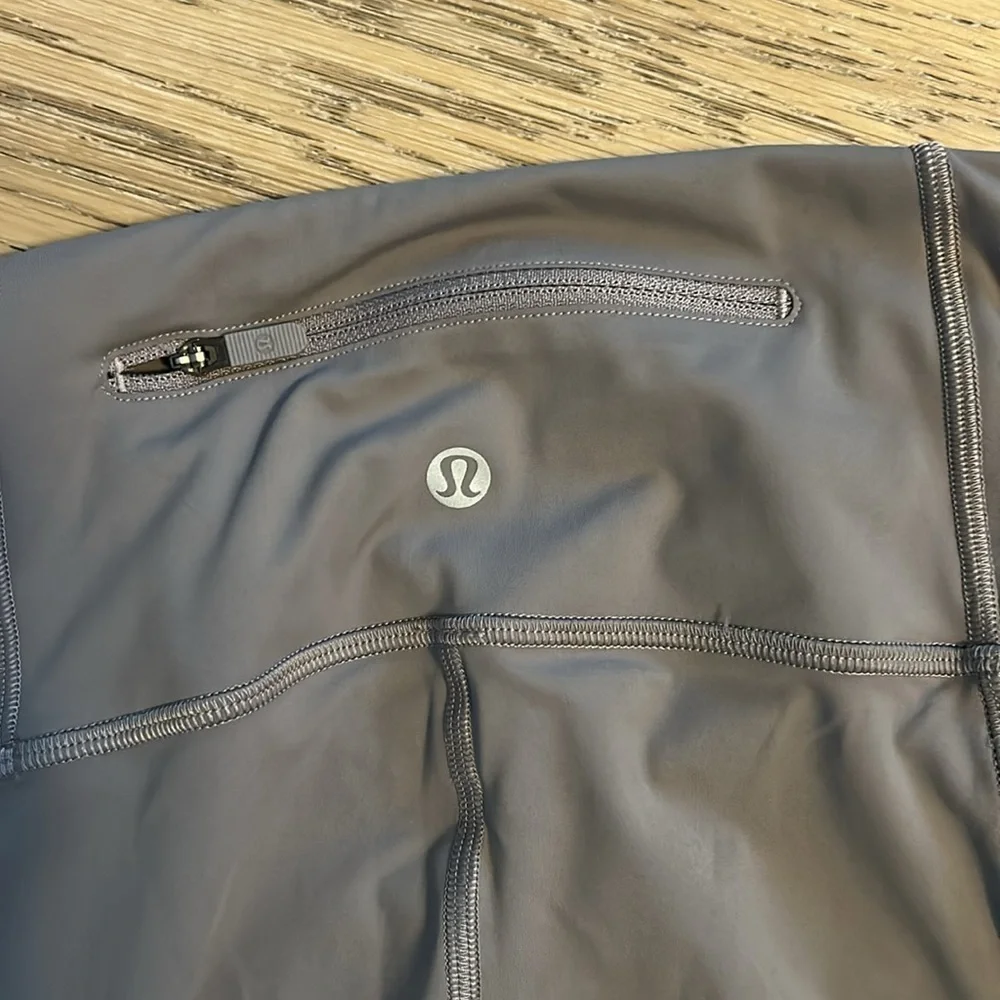 Lululemon size 4 legging in gray/white